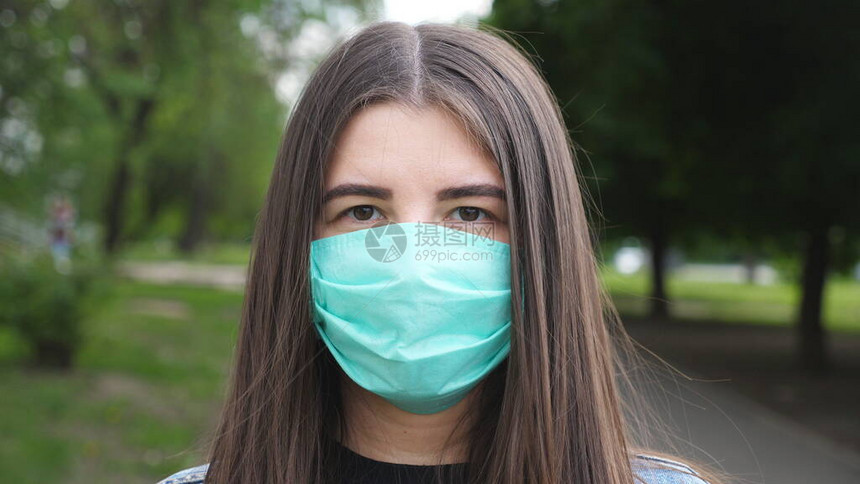 戴着医用口罩的年轻女子的画像站在城市街道上戴着防护面具的女孩在户外感染COVID19冠状大流行的健康和安全生图片