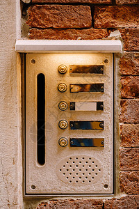 意大利威尼斯的建筑立面特写旧的老式对讲机和石墙上的邮箱在门上放着这个图片