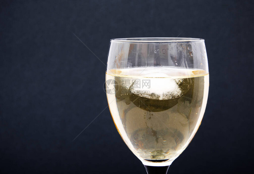 一杯白葡萄酒配有碎块冰块红酒和图片