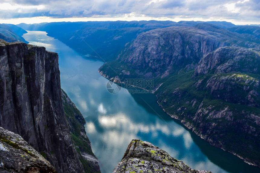 Lysefjorden的美丽山地景观图片