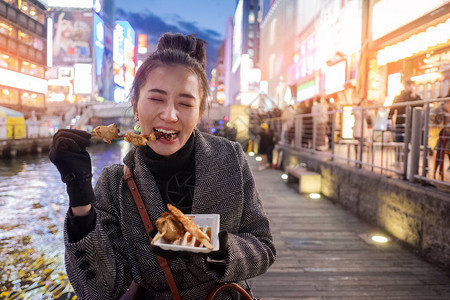 在日本大阪的Dotonbori街头购物中心散步时图片