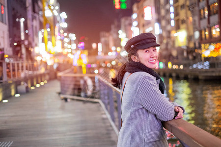 在日本大阪的Dotonbori街市购物中心行走的美丽笑图片