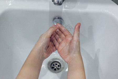 女人用肥皂洗手在浴图片