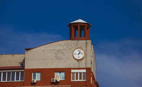 红白砖建筑楼上有时钟图片