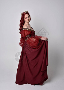 穿着勃伦底幻想长袍和金冠的红发美女肖像高清图片