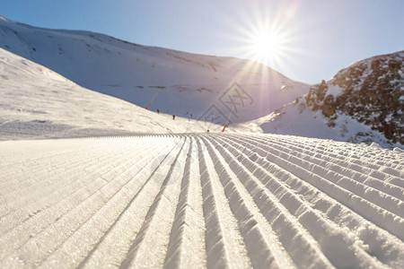 欧洲冬季滑雪度假胜地下山图片
