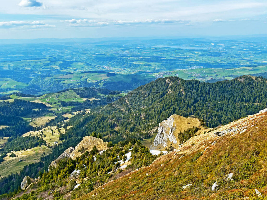 从瑞士皮拉图斯山脉的GnepfsteinMittagguepfi或Mittaggupfi高山峰顶的美丽景色图片