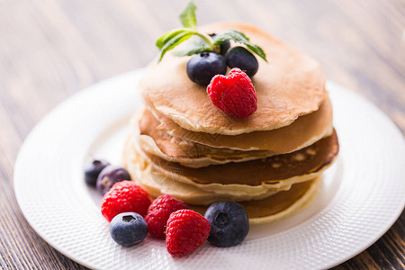 美国自制煎饼新鲜蓝莓和草莓健康的早饭精致图片