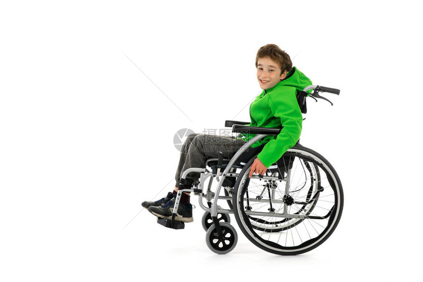 男孩从轮椅上站起来图片