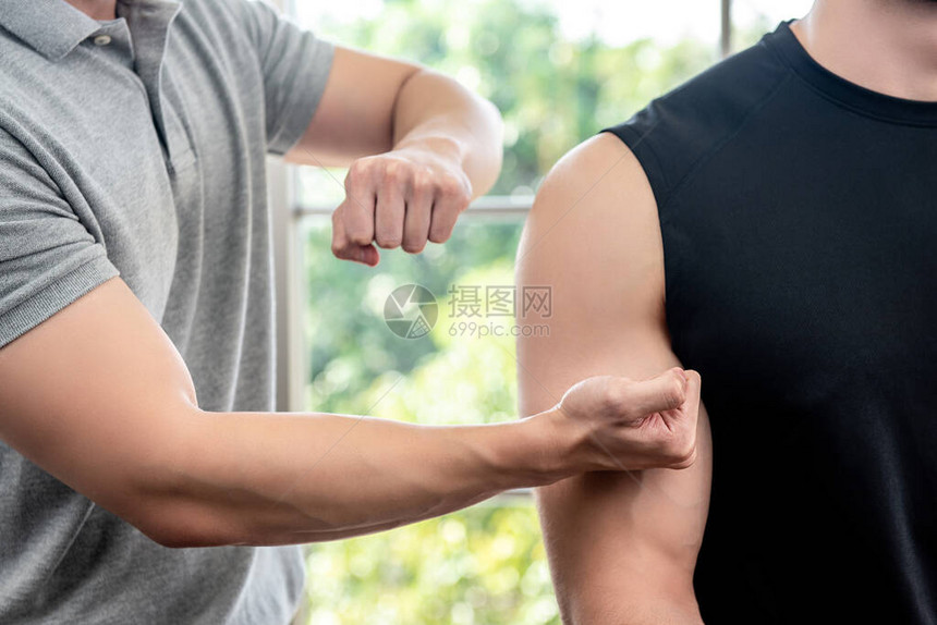 男治疗师通过在诊所的殴打和拳击技术体育物理治疗概念图片