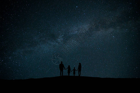 站在星空背景的一家人图片