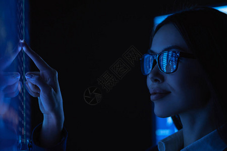 年轻女商人接触传感器表面图片