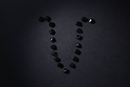 黑宝石在黑色背景下制作的Aries低暗密钥闪光照明星图片
