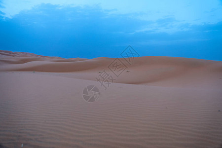撒哈拉是世界上最大的干旱沙漠图片