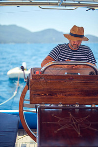 帆船长使用智能手机在公海上航行图片