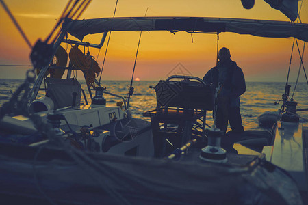 赛车驾驶帆船在黎明时分黄昏时在海面图片
