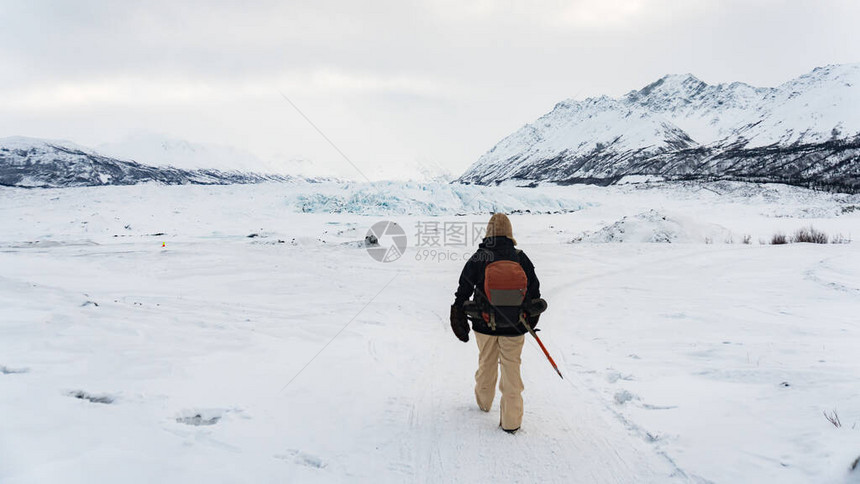 勇敢的徒步旅行者在阿拉斯加马塔努斯卡冰川的雪地上徒步旅行他沿着一条通往冰洞的小路寒假期间的极端冒险在山上玩得开心图片