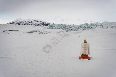 挂在马坦努斯卡冰川的一条道路上的安全锥图片