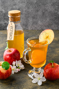 自制发酵的康普茶或苹果酒图片