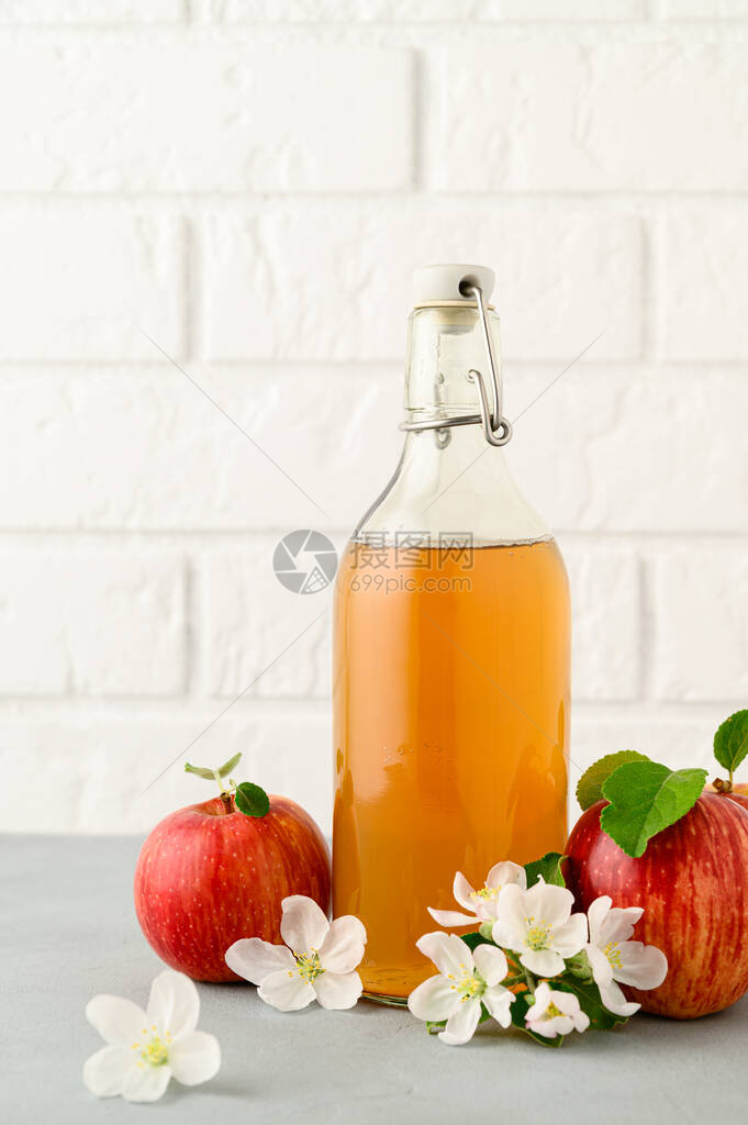 自制发酵康普茶或苹果酒装在玻璃瓶里图片