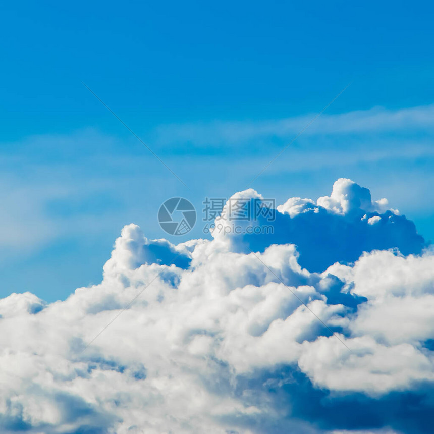 白毛卷积云在阳光中明亮的蓝天上图片