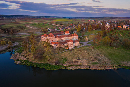 乌克兰西部SvirzhSwirz村美丽的中世纪城堡图片