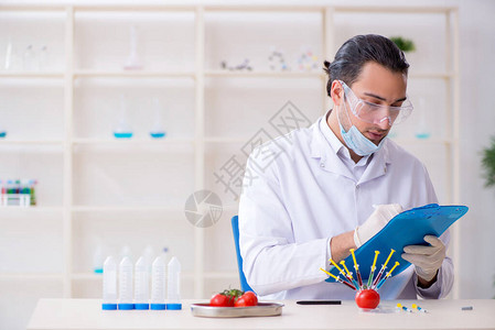 男营养专家在实验室中图片