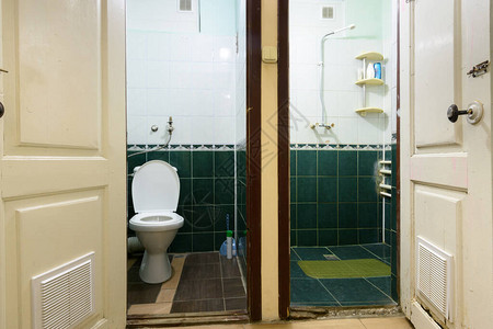 旧厕所和浴室旁边的内饰图片