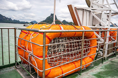 橙色救生筏在木筏底部的网格图片