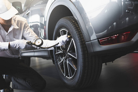 人检测量数量充气橡胶轮胎汽车特写手持机充气压力表用于汽车轮胎压力测图片