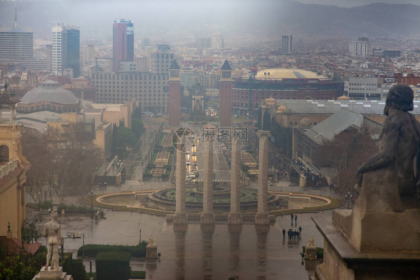 西班牙广场在雨中的巴塞罗那全景取自加泰罗尼亚国图片