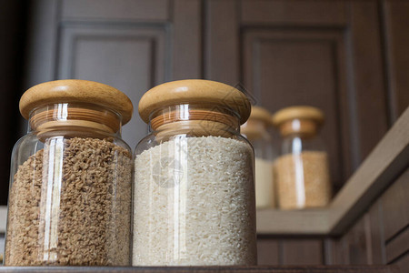 厨房里两个装荞麦粗面粉的玻璃罐的特写图像家庭食品供应食物短缺时的食物储存背景图片