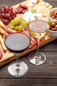 奶酪肉类葡萄和橄榄前的红酒杯和白图片