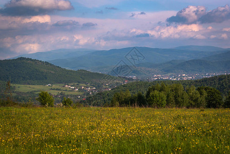 在喀尔巴阡山脉的春天风景图片