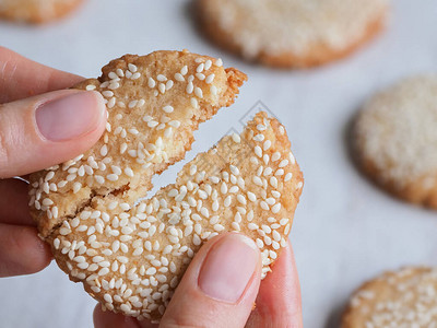 手打破新鲜美味的芝麻饼干关闭图片