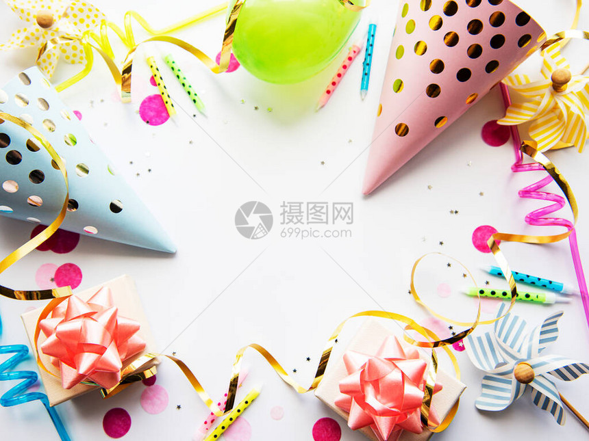 生日快乐或派对背景平躺在白色背景上的生日气球五彩纸屑和丝带顶视图片