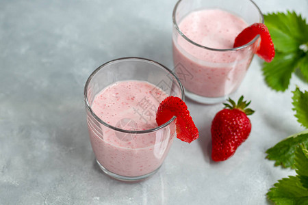 灰色背景的草莓和酸奶冰淇淋图片