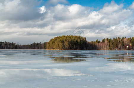冬天风景与冰冻的湖泊和云彩在阳图片