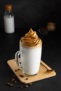 在深色背景的玻璃杯中冰镇达尔戈纳咖啡时尚茶点奶油生咖啡韩国咖啡饮图片