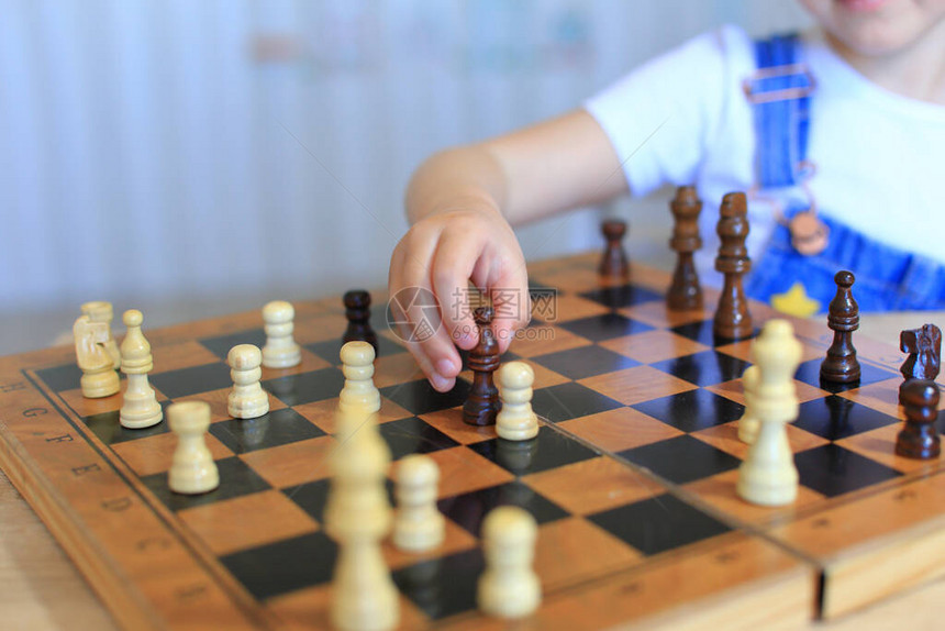一个孩子下棋孤立的孩子远程国际象棋游戏孩图片