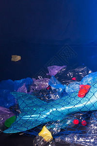 深海中的幻想美人鱼因水污染而悲伤海洋中的塑料垃圾和瓶子污染生态灾难垃图片