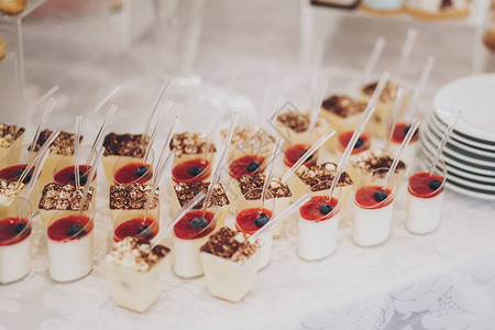 餐厅婚礼招待会的餐桌上有水果蛋糕和饼干的甜点图片