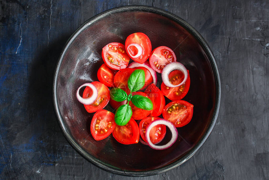 番茄和罗勒沙拉菜单概念健康饮食物背景顶视图复制空间文本健康饮食表设置酮图片