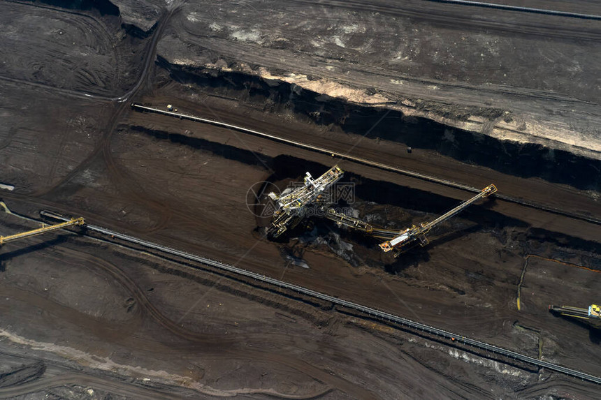 拥有庞大煤炭或天然原材料开采设备的一个采矿石场的顶端景象图片