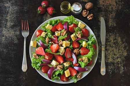 有草莓蓝洋葱核桃和加甘佐拉奶酪的沙拉健康的草莓沙图片