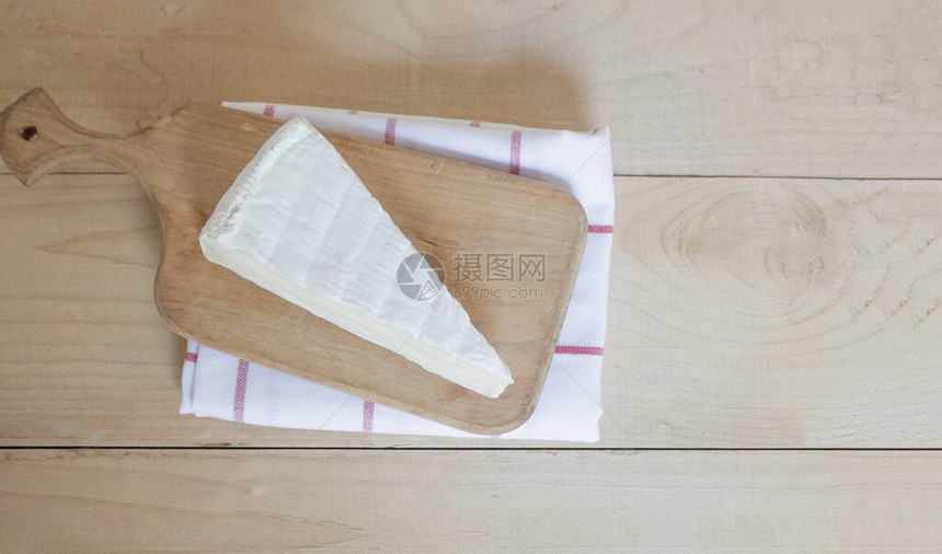 木质表面的奶酪中硬起司自制或瑞士奶图片