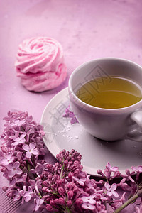 一杯茶自制棉花糖和丁香浪漫的春天选择焦点图片