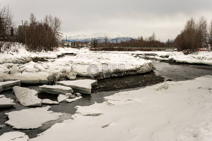 阿拉斯加安克雷奇北部一条冰冻的小溪河流中的冰破开裂和融化的冬季景观在ShipCreekOverlookPark旁边拍摄Chuga图片