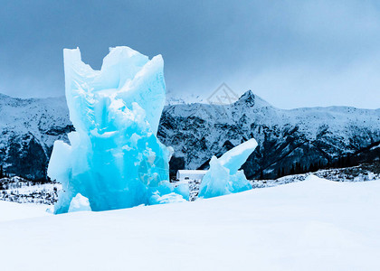 阿拉斯加马塔努斯卡冰川雪地上的巨大冰块这蓝色冰阵有一个人那么大阴图片