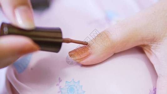 一个女人在家里用自制美甲画指甲的特写镜头图片